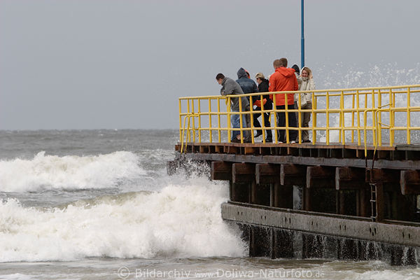 Sturmwetter Meerwellen bei Seebrcke mit Menschen in Henkenhagen Ustronie Morskie