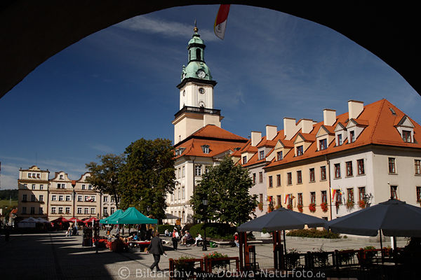 Hirschberg Marktplatz unter Arkadenbogen mit Rathausturm