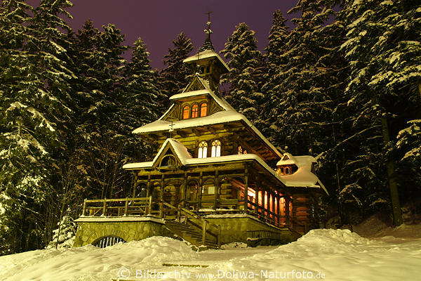 Zakopane Holzkapelle Jaszczurwka Winterbild Gorale Holzbaustil romantisches Nachtfoto