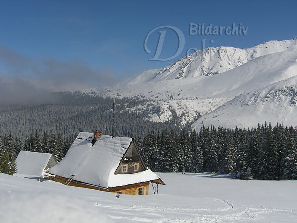 Berghtte in Nationalpark Hohe Tatra Natur Winterfoto Bergland romantische Schneelandschaft