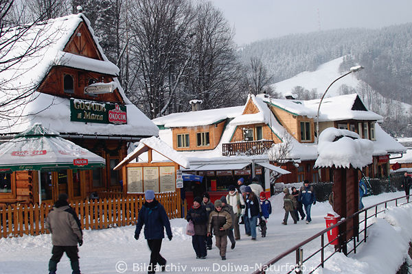 Zakopane Marktstrae in Schnee Winterbild Urlaubsort Holzkneipen Huser Menschen
