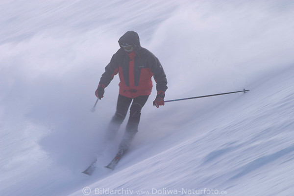 Skiabfahrt Slalom in Schneewehen Skifahrer auf Skipiste Kasprowy in Hohe Tatra
