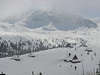 Bd0883_Verschneite Holzhtten im Bergtal Gasienicowa Winter Foto Sennhtten Skilufer im Schneenebel ber Gipfel