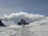 Bd0908_Sennhtte in Schneelandschaft am Skipfad Wanderpfad unter Wolke ber Berg bei Wetterumschwung