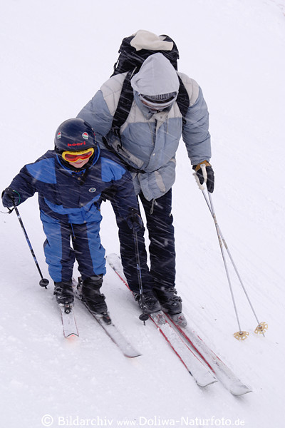 Skischule Vater mit Sohn Skilehrgang Skifahren lernen am Kasprowy Wierch in Schneewehen