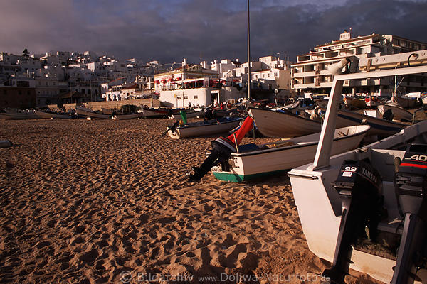 Albufeira Hafen Sandstrand Boote in Algarve Abendlicht