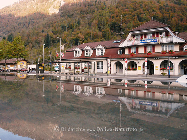 Interlaken Ostbahnhof Spiegelung unterm Berg der Alpen
