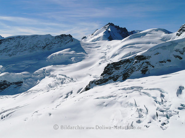 Berner Alpenlandschaft in Schnee Winter Bergblick am Aletschgletscher felsige Gipfel