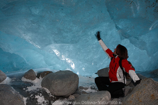 Frau in Eishhle Gletschergrotte unter blauen Eiswand Morteratschgletscher