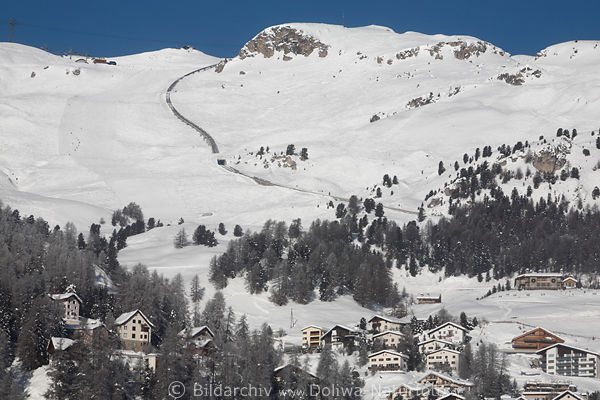 Skipiste St. Moritz weier Alpenhang Skiurlauber neben Zahnradbahn in Winterurlaub Bild