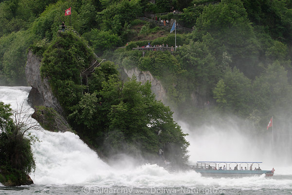 Mittelfelsen des Rheinfalls Boot-Touristen in Gischt des Wasserfalls