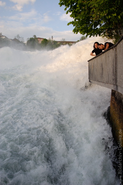 Rheinfall Wassermassen Paar dicht nah Naturschauspiel