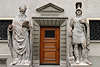 600697_ St. Gallus Kapelle Eingang mit Wchter Skulpturen an Tr, Klosterkapelle in Benediktinerkloster St. Gallen