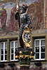 Stein am Rhein Eidgenssischer Krieger Brunnenfigur vor Wandfresken auf Rathausplatz