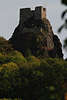 710109_ Burgruine Trosky Turm auf Felsen Baba (Gromutter mit Touristen unter Aussichtspanorama in Foto
