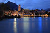 Riva del Garda Nachtfoto Romantik Nachtlichter in Gardasee blaues Wasser Bergpanorama Nachtbild