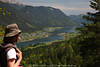 Wanderin Aussichtspunkt ber Weissensee Panorama Blick grne Berglandschaft Naturfoto