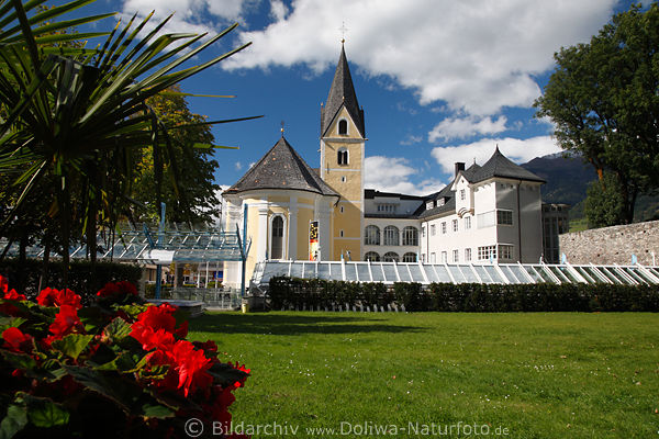 Gelbe Spitalskirche in Lienz sonnige Grnwiese Palmen sdliche Blumen Stadtmauer