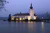 Inselschloss Orth Lichter Spiegelung im Traunsee-Wasser Fotografie in Dmmerung-Nebel
