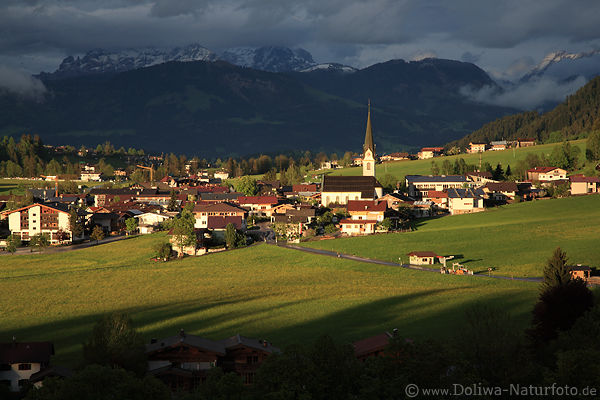 Ellmau Bergkurort Kirche Huser Au Wiese Abendlicht vor Alpenlandschaft Bergkette