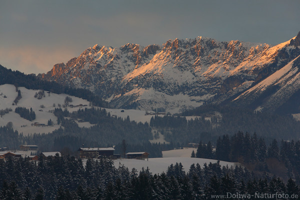 Berghtten in Schnee Winterfoto Kaisergebirge Alpen Bergmassiv Winterlandschaft Bild