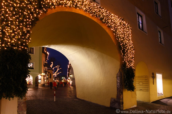 Kitzbhel Altstadt Straenbummel  unterm Haus Wandbogen Weihnachtsschmuck Nachtfoto Durchgangstunnel