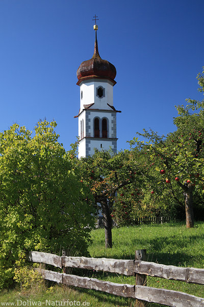 Garten-Kirchturm Sankt Georg Holzzaun um Apfelbume in Obermieming