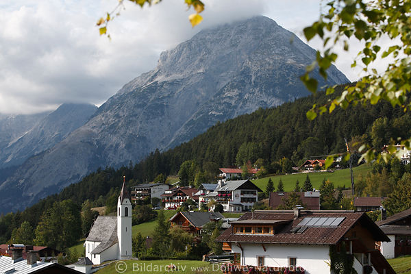 Msern Dorfidylle unter Alpengipfel Hohe Munde Berglandschaft Tirol Urlaubsbild