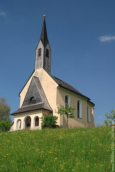 Kapelle Oberfallenberg blhende Gelbblumen grne Frhlingswiese am Blauhimmel