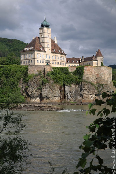 Schloss Schnbhel auf Felsen ber Donau Flussufer historische Burg
