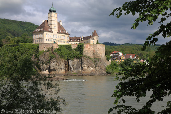 Schlossburg Schnbhel am Donau Uferfelsen ber Flusswasser in Wachau