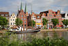 Altstadt Lbeck am Wasser Untertrave Uferpflanzen Naturfoto mit Segelschiff