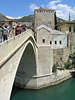 Bd0099_ Mostar Foto: berhmte Brcke mit Bogen ber  Neretva grnes Flusswasser