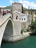 Bd0100_ Mostar Bild: Mann springt von hohen Neretva-Brcke in die Tiefe des grnen Flusswasser Foto