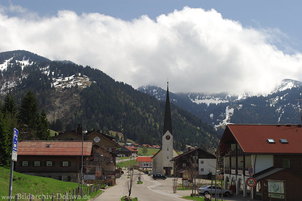 Schlipfhalden Foto Wintersport Urlaubsort in Allguer Alpen Kirche Wolken Bergblick
