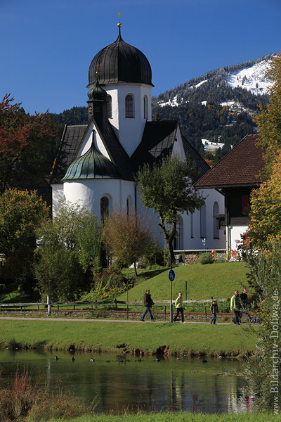 Fischener Kirche an Illerufer Wasser-Promenade Spaziergang in Allgu Bergdorf
