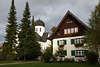 812631_ Fischener Dorfkirche & Pfarrhaus in Lichtstimmung Foto aus Oberallgu Bergdorf, Ferienortreise