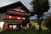 812639_ Bergdorf Fischen bayerisches Haus im Allgu Herbst Foto Lichtstimmung, Lichteinfall mit Talblick