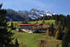 Hotel Tanneck Naturidylle Allguer Alpen Schneekulisse Grnwiese bei Bergdorf Fischen