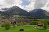 Oberstdorf Frhling grne Wiesen Huschen unter Allguer Alpen Berge Foto Urlaubsort