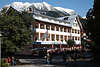 813026_ Oberstdorf Hotel Caf Restaurant mit Menschen im Oberallgu Urlaub  unter Nebelhorn Bergen im Schnee