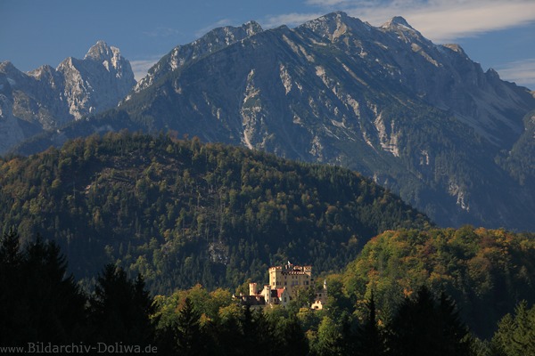 Schloss Hohenschwangau in Ammergebirge Berglandschaft am Alpsee in Allgu