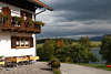 812325_ Gstehaus Ahorn in Oberkirch am Weissensee Foto mit Seeblick in Herbst, Oberallgu Urlaub Reisetip