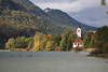 Weissensee Kirche Wasserlandschaft Wald unter Allguer Alpen Berghang