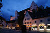 Fssen Strasse Nachtlichter blaue Stunde Dmmerung unter Hohes Schloss in Allgu