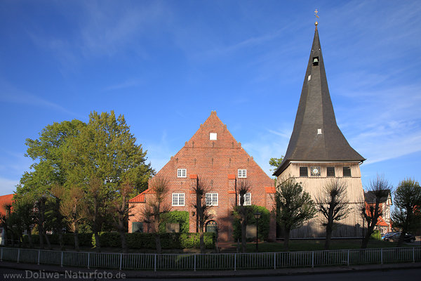 Kirche St.Matthias in Jork Altl�nder Backsteinbau neben Holzturmspitze