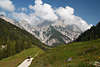 913339_Alpen Wanderparadies Bindalm Foto grandiose Berglandschaft Naturbild mit Pfad durch grne Bergalmwiesen