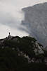 915495_Mann Silhouette Bild auf Bergfelsen Gipfel stehen in Alpenlandschaft Fotografie ber Wolken Dampf am Abgrund
