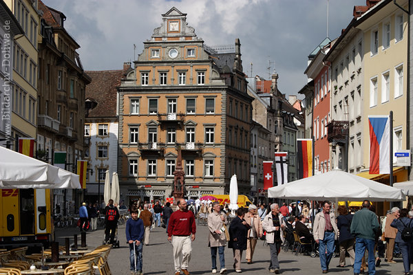 Konstanz Altstadt Einkaufsmeile Urlauber spazieren schlendern um Bars Cafes