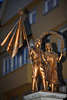 Goldene Brunnenfiguren Kinder Paar Foto mit Kranz & Flagge in Brstergae Ecke Maximilianstrae